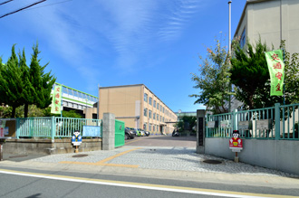 ファイル:京都市立深草小学校 伏見161026.jpg