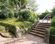 ファイル:区立納戸町公園 神楽坂161006.png