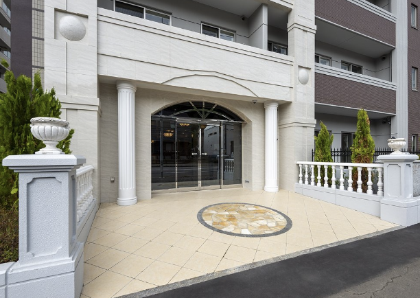 ファイル:グランファーレ真駒内グランフォレスト エントエランスアプローチ.png