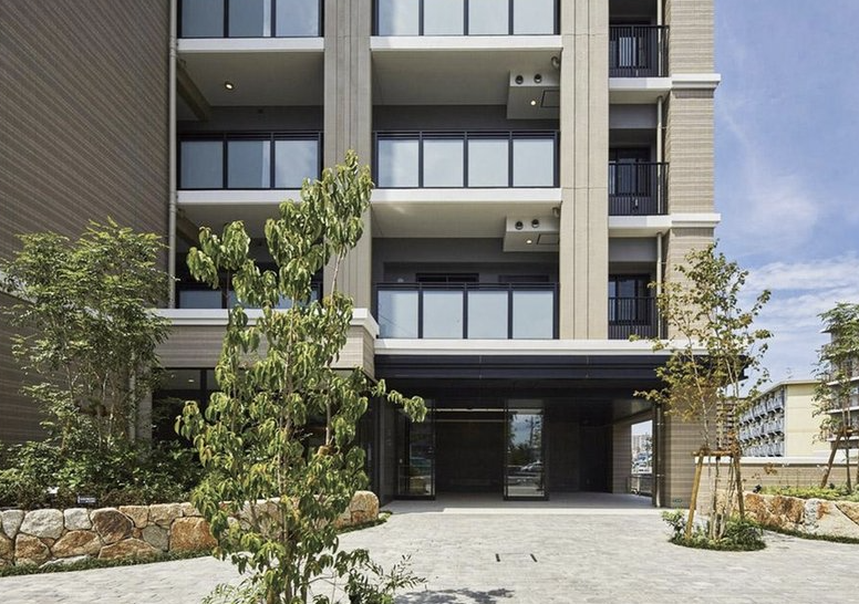 ファイル:グランクラッセ上野芝向ヶ丘 エントランスアプローチ.png