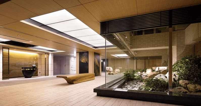 ファイル:プレミスト京都 四条堀川 中庭とエントランスホール.png