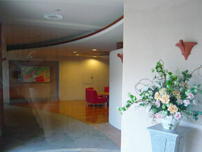 ファイル:キングレジデンス ラセーヌ宝塚エントランスホール.jpg