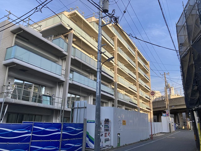 ファイル:20220407パークホームズ練馬富士見台ステーションゲート2.jpg