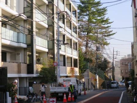 ファイル:パークホームズ自由が丘緑が丘駅に向かってカーブの下り坂 .jpg