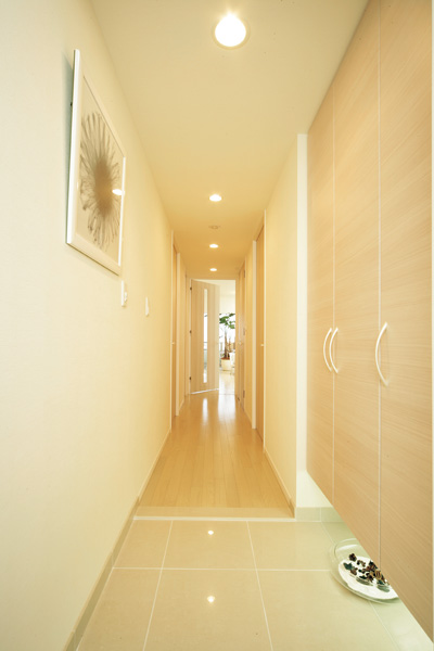 ファイル:垂水アーバンコンフォート リアヒルズ玄関ホール(S-Jタイプモデルルーム).jpg