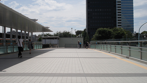 ファイル:駅から本物件へのアプローチ その2(2012-07-27撮影).jpg