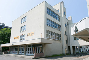 ファイル:向陵中学校 円山161103.jpg