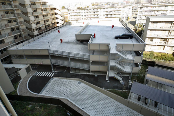 ファイル:垂水アーバンコンフォート リアヒルズ自走式駐車場1.jpg