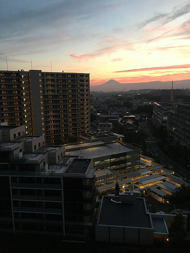 ファイル:エアヒルズ藤沢 外観6月午後7時.jpg