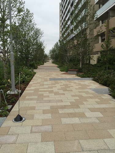 ファイル:ウェリス南流山(PROJECT D.N.A. マンション街区)敷地内.jpg