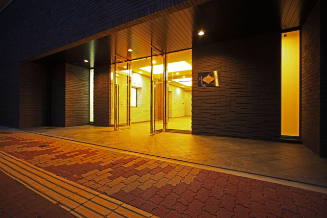 ファイル:ディアエスタ ミオ 明石 時の壱番館エントランスアプローチ.jpg