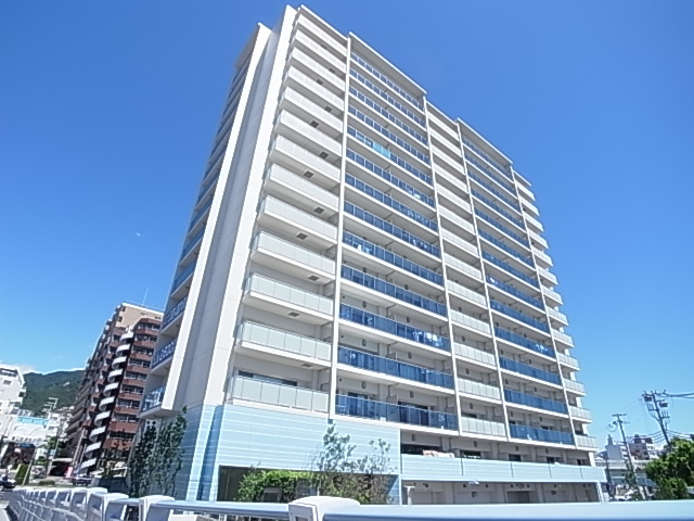 ファイル:ザ・パークハウス 神戸春日野道 外観 170320.jpg