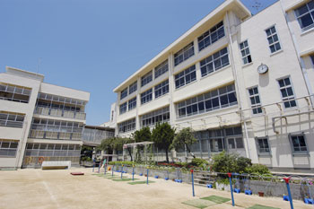 ファイル:垂水アーバンコンフォート リアヒルズ市立千鳥が丘小学校(徒歩2分・約140m).jpg