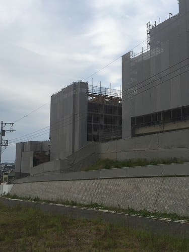 ファイル:現地状況 右からE棟、A棟とエントランス棟(2015-06-01撮影)170514.jpg