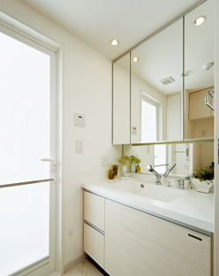 ファイル:ラフィネス西宮北口DRESSING ROOM.jpg