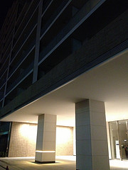 ファイル:クラッシィハウス世田谷公園 MASTERS GARDEN夜のエントランス(2012.12.9撮影).jpg