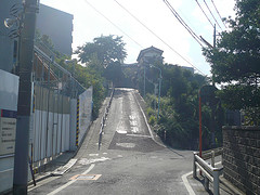 ファイル:プラウド志村城山周辺坂道(2008年10月11日撮影).jpg