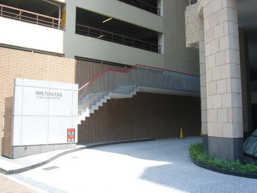 ファイル:アパタワーズ神戸三宮外観アプローチ.jpg