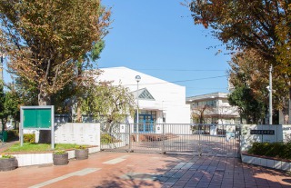 ファイル:寺尾中学校 綱島161011.jpg