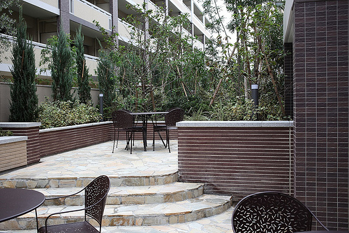 ファイル:ドレッセ鷺沼の杜 共有スペース庭.jpg