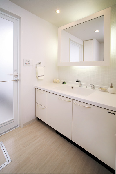 ファイル:垂水アーバンコンフォート リアヒルズパウダールーム(S-Jタイプモデルルーム).jpg