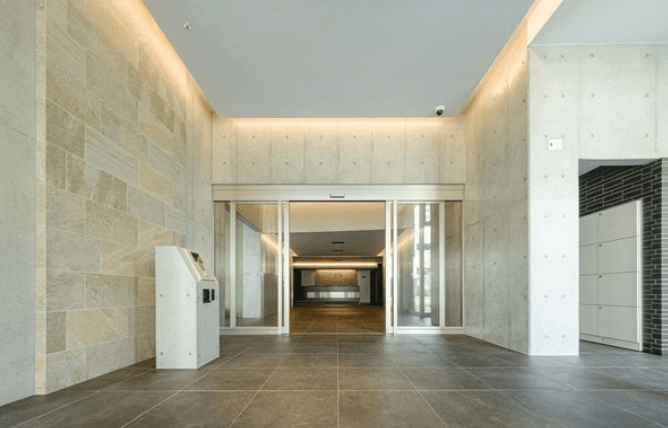 ファイル:センターマークスレジデンス エントランス風除室.png