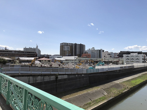 ファイル:パークホームズ板橋蓮根 一番街・二番街橋の向こう.jpg