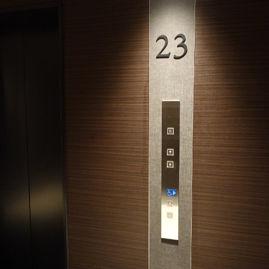 ファイル:パークシティ中央湊 ザ タワーエレベーター.jpg