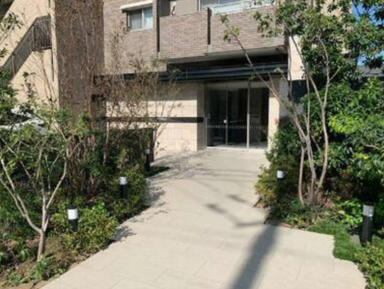 ファイル:アルファライフ吉塚駅東II エントランスアプローチ.png