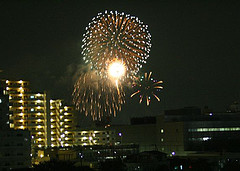ファイル:パークハウス ザ・ガーデンC棟からの花火(2007年9月30日撮影).jpg