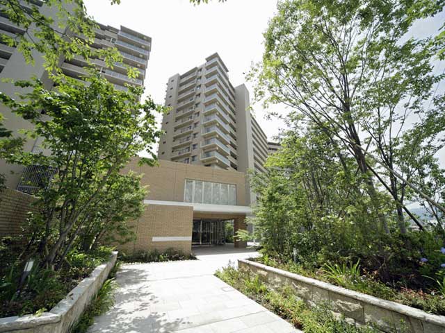 ファイル:グランドメゾン伊丹池尻 リテラシティメインエントランス.jpg