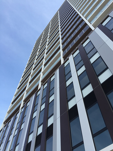 ファイル:現地状況 見上げたマンション(2016-04-11撮影)170217.jpg