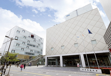 ファイル:東京電機大学・東京千住キャンパス 北千住161102.jpg