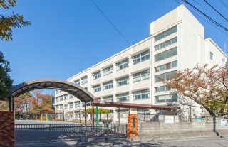 ファイル:駒岡小学校 綱島161011.jpg