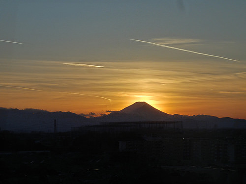 ファイル:富士に沈む夕日とひこうき雲(2017-12-30)180107.jpg