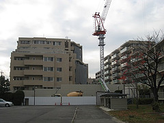 ファイル:プラウド東山公園 東側から 2007年11月30日撮影.jpg