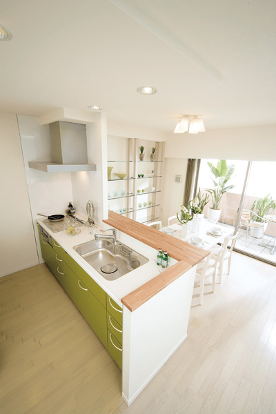 ファイル:垂水アーバンコンフォート リアヒルズ対面式カウンターキッチン(S-Jタイプモデルルーム).jpg