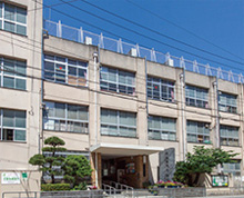 ファイル:市立堀江小学校 新町161029.jpg