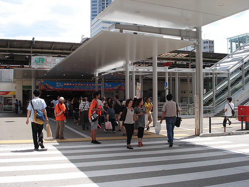 ファイル:駅から本物件へのアプローチ その1(2012-07-27撮影).jpg