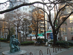 ファイル:みどり通の公園(2009年12月30日撮影).jpg