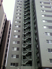 ファイル:シティハウス菊水非常階段(2009年7月3日撮影).jpg