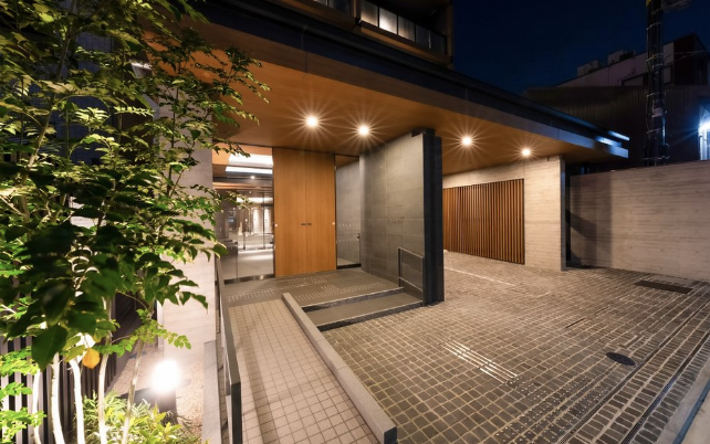 ファイル:ザ・四条烏丸レジデンス エントランス竣工写真1.png