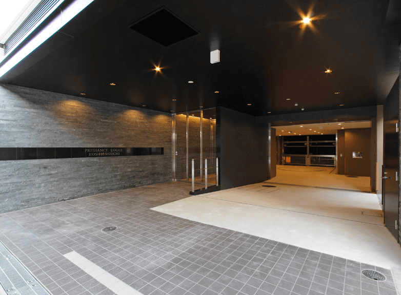 ファイル:プレサンス ロジェ 甲子園口 エントランスアプローチ.png