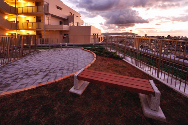 ファイル:垂水アーバンコンフォート リアヒルズ緑の屋上テラス.jpg