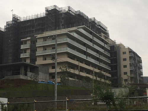 ファイル:現地状況 左の手前は、フォレストラウンジ(2015-09-06撮影)170514.jpg