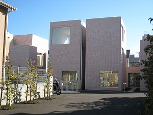 ファイル:ガーデンコート成城UNITED CUBES外観4.jpg