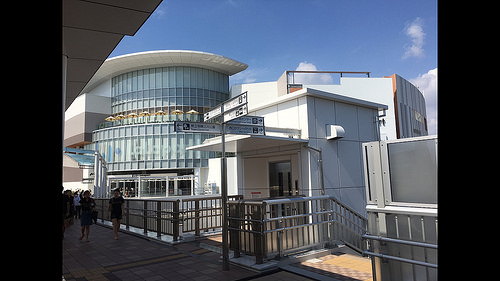 ファイル:JR相模線前階段付近から。ららぽーとが見えます。 (2016-09-03撮影)170412.jpg