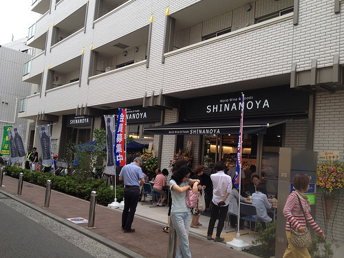 ファイル:ワイン&フード 信濃屋 ワインの品揃えが豊富。それに合う食品も(2015-06-16撮影)170119.jpg