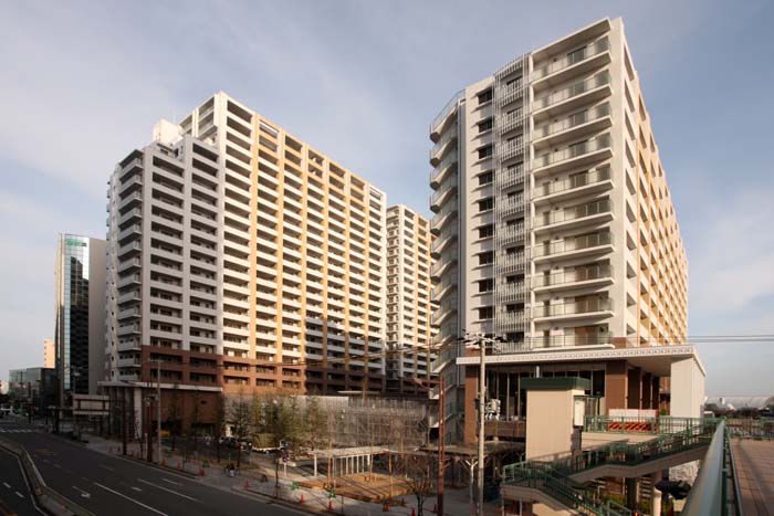 ファイル:シーサイドレジデンス コスモスクエア駅前外観.jpg