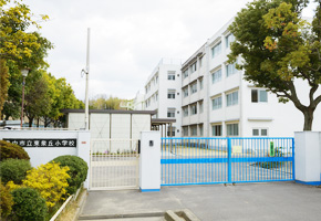 ファイル:市立東泉丘小学校 ウエリス160926.jpg